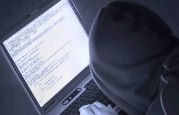 Reţinut după ce a înşelat doi cetăţeni străini, prin intermediul Internetului